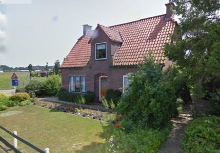 Het (deels) herbouwde huis, van de westzijde